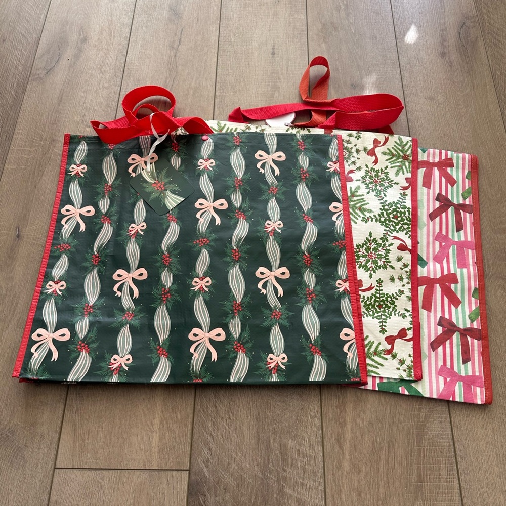 Homegoods TJMaxx Marshalls Viral Snowflake & Bow Prints Tote Bags Set of 3